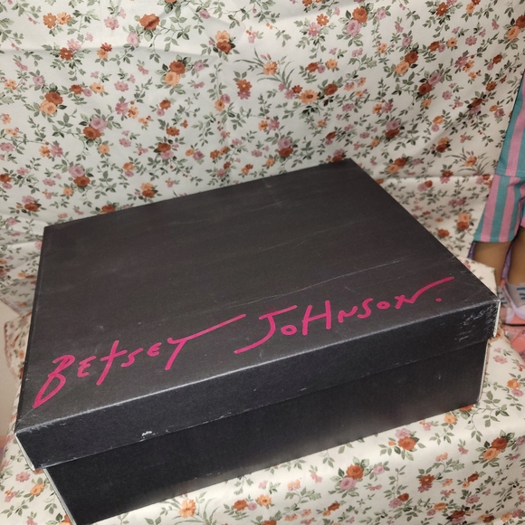 Shoes - Picture 7 of 8